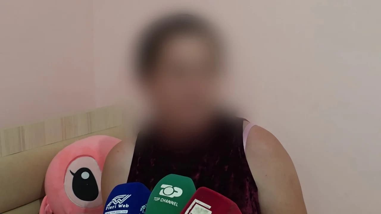 Tre vajzat dhunuan 17-vjeçaren, nëna zbulon detajet tronditëse: Vajza shkoi në spital me shenja në trup, e kam strehuar tek të afërmit nga frika