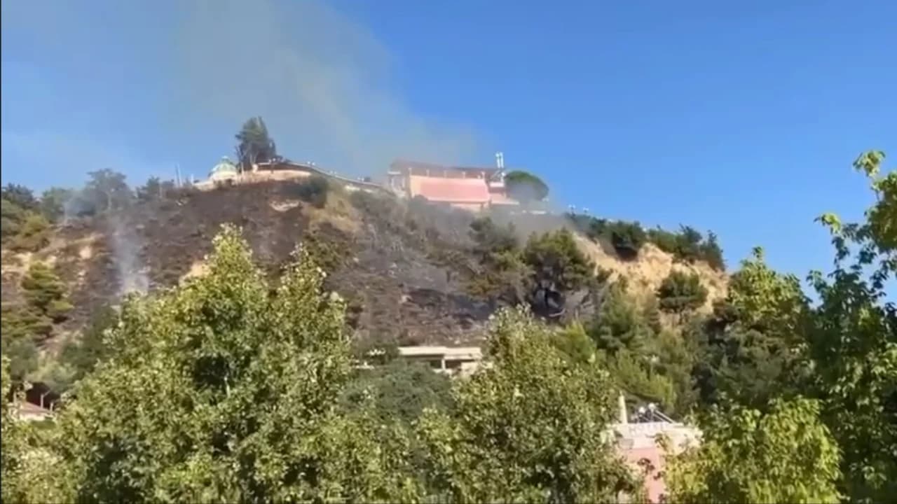 Zjarr në kodrën e Kuzum Babasë në Vlorë, zjarrfikësit në terren për shuarjen e flakëve