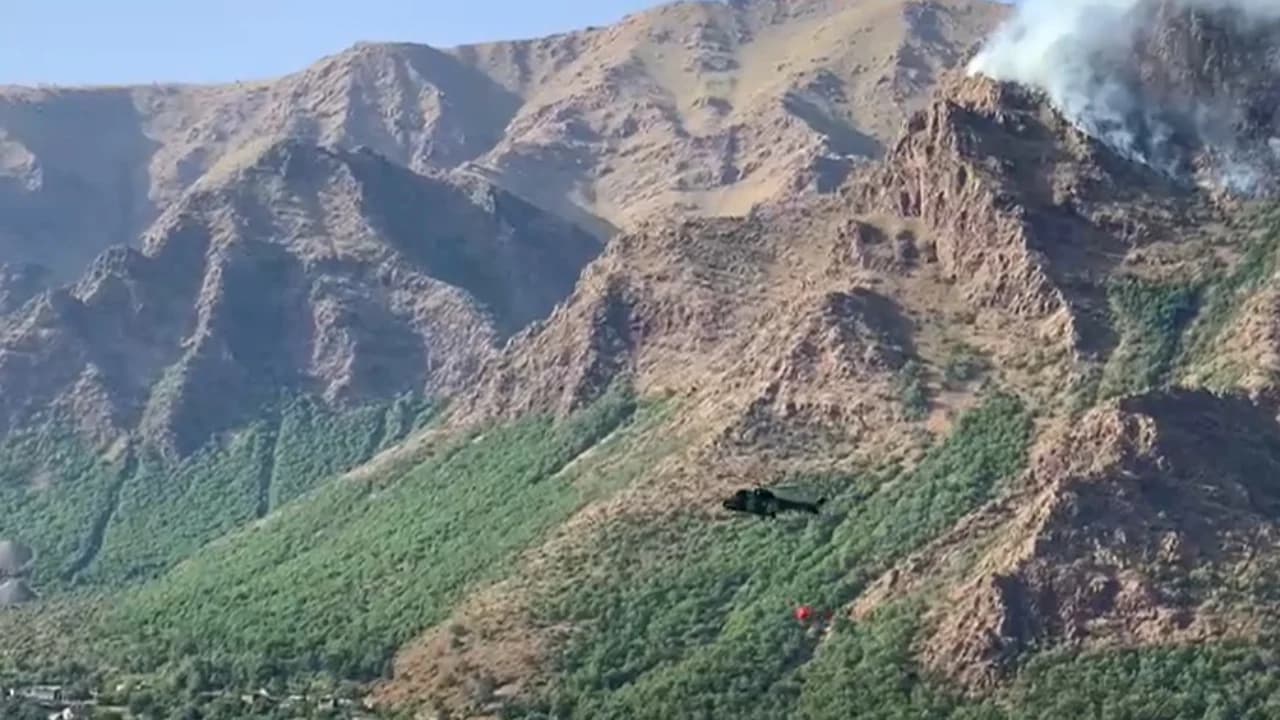 Vijon beteja me zjarret në Bulqizë, flakët mbeten aktive, dy helikopterë në aksion prej rreth 4 orësh