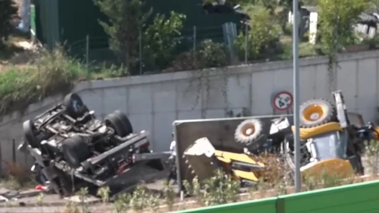 Aksident i rëndë në Unazën e Madhe, përmbyset kamioni, karrotreci dhe fadroma që po transportonte