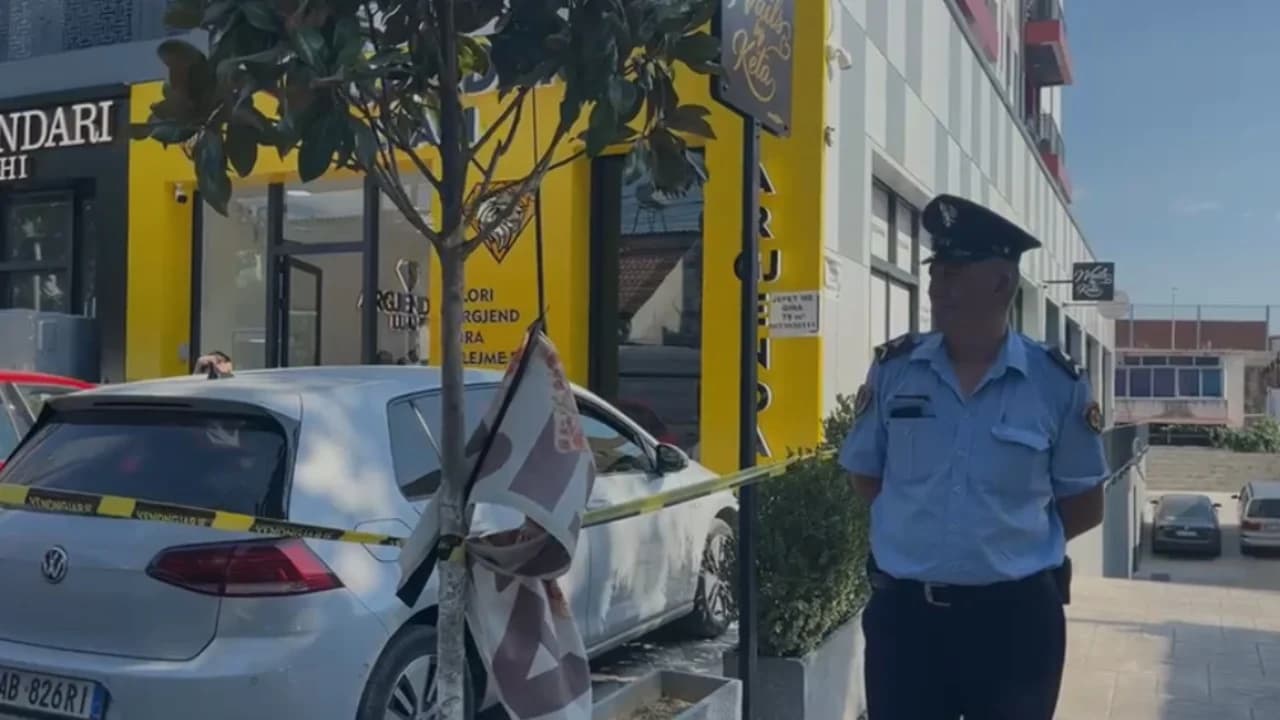 Grabitja me armë në argjendarinë në Paskuqan/ Autorët u futën në biznes me kallashnikov, kërcënuan dy punonjëset që ndodheshin brenda