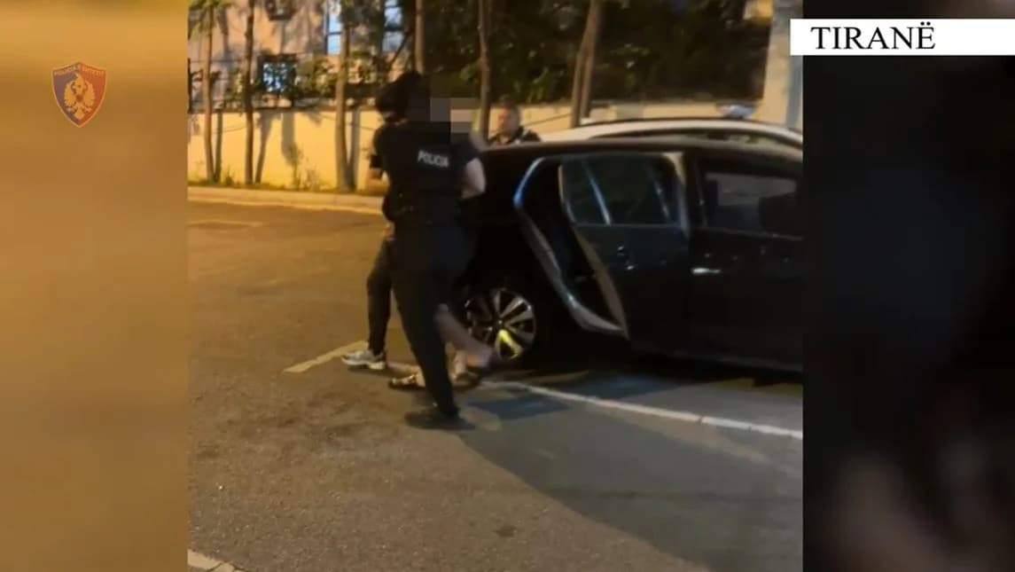 Qarkullonte me automjet i armatosur me pistoletë, kapet në flagrancë dhe vihet në pranga 40-vjeçari në Tiranë