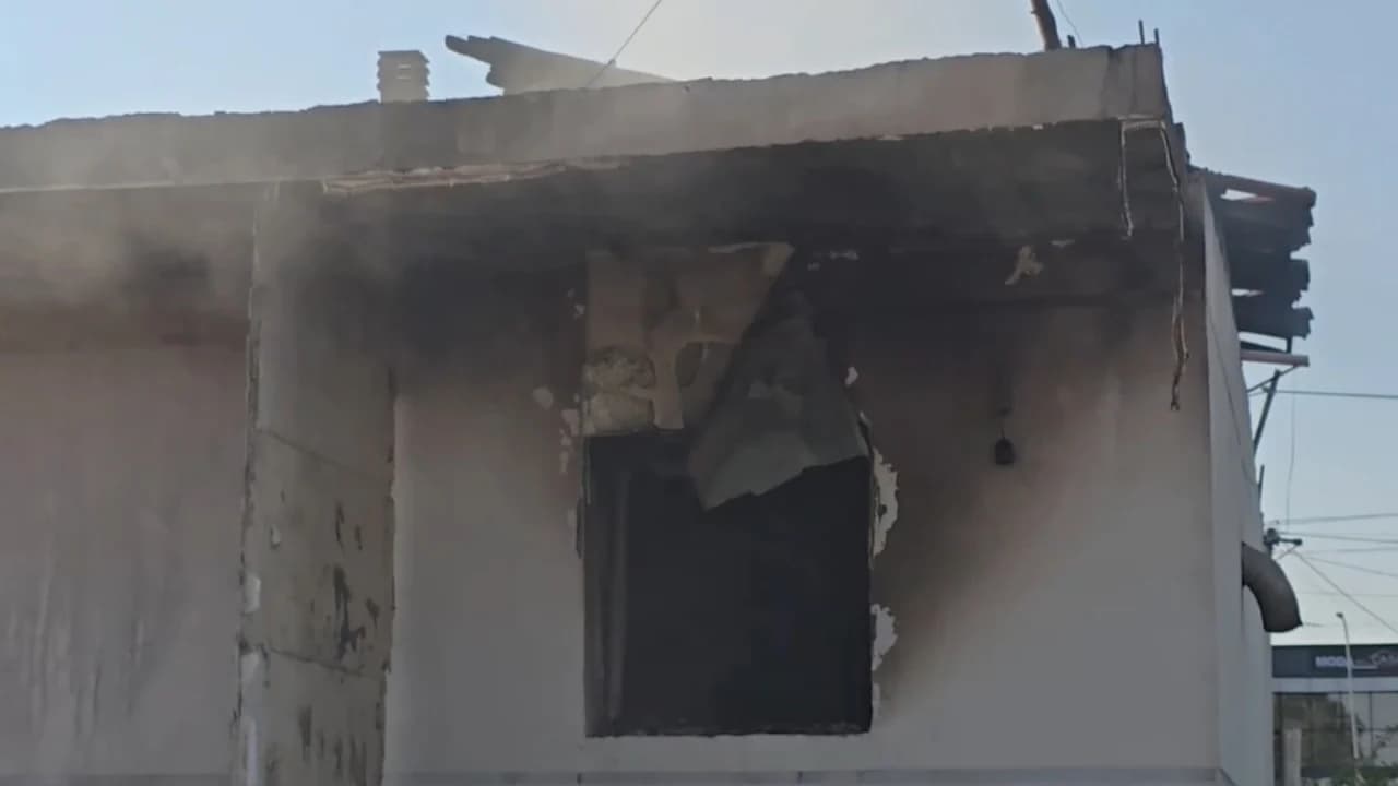Përfshihet nga flakët një banesë në Durrës, zjarri erdhi si pasojë e shkëndijës elektrike