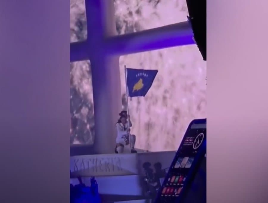 Katy Perry ndez Sunny Hill, ngre flamurin e Kosovës në skenë