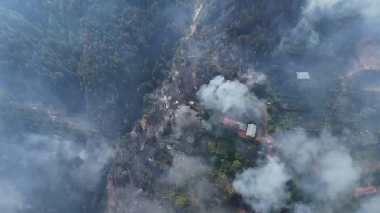 Vijon operacioni për izolimin e vatrave të zjarrit në Bashkinë Pukë/ Situata më problematike në Gojan të Vogël, flakët po avancojnë drejt zonave të banuara