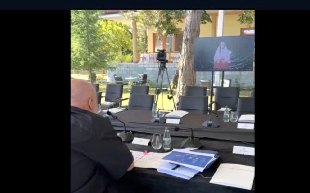 Takimi me ministrat në Pogradec/ Rama nxjerr videon, ja çfarë mendimi ka Diella për Mirela Kumbaron