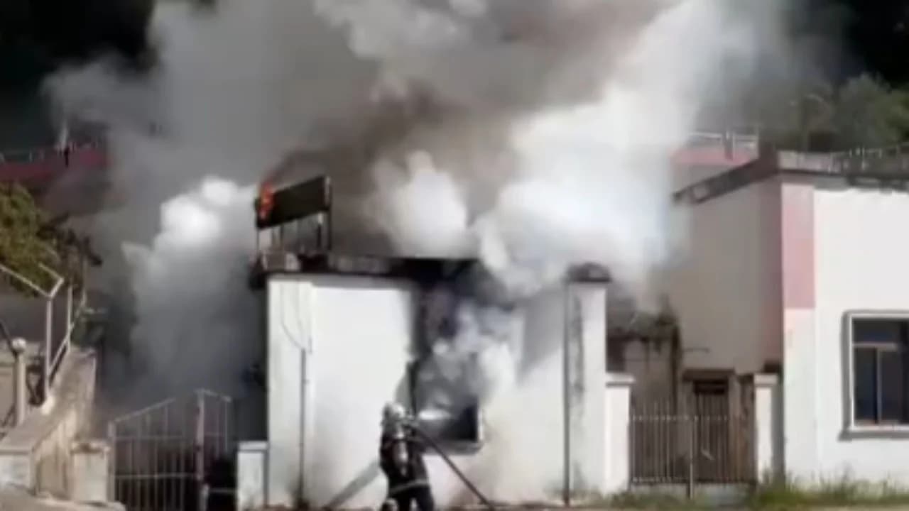 Zjarr në zonën e Ujit të Ftohtë, përfshihet nga flakët një kabinë e ujësjellësit në Vlorë, rrezik për përhapje në zona të banuara
