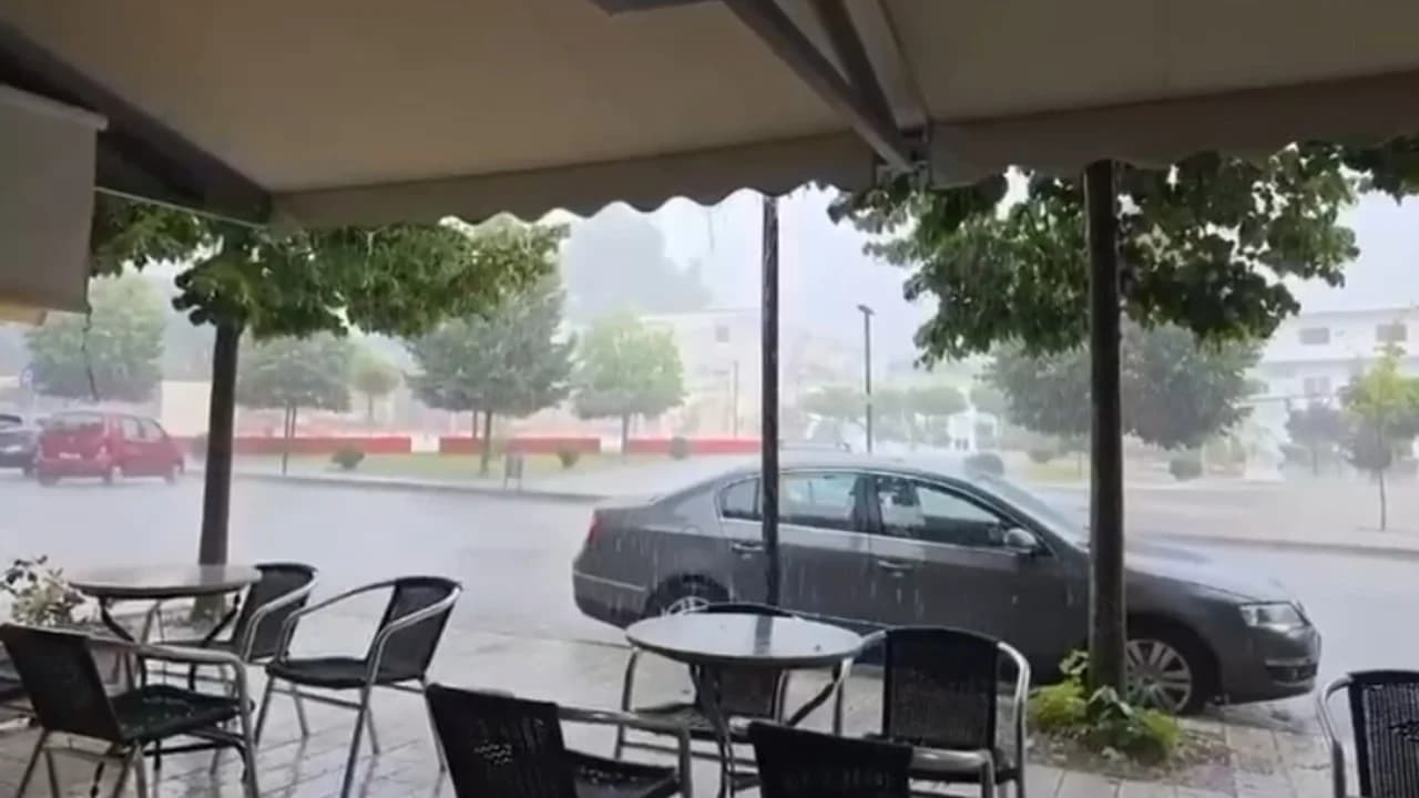 Moti i keq përfshin jugun, reshje të dendura dhe breshër në Sarandë e Delvinë