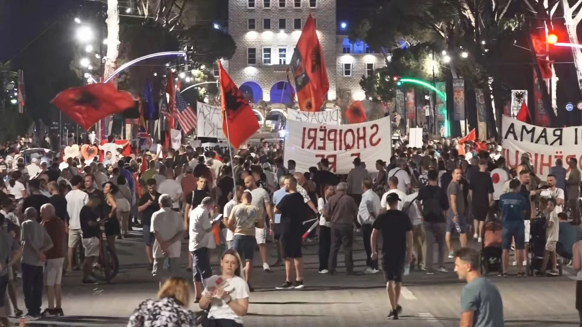 Dita e 78-të e protestës në Tiranë, tubuesit para Kryeministrisë kërkojnë largimin e qeverisë dhe klasës politike
