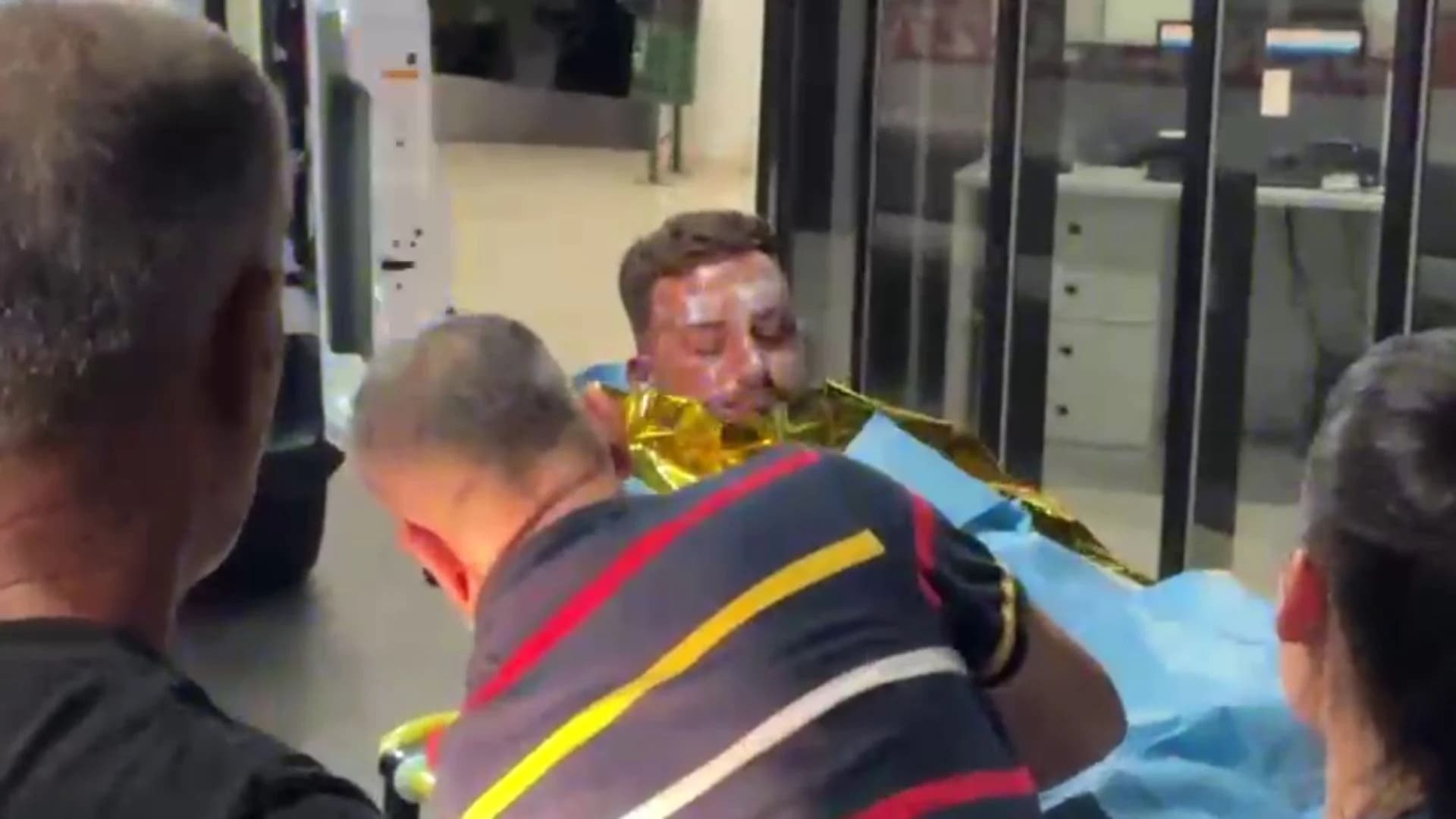 Identifikohen katër të plagosurit nga zjarri në skafin në Porto Palermo, një prej tyre me 50% të trupit të djegur. Nisen menjëherë drejt Tiranës