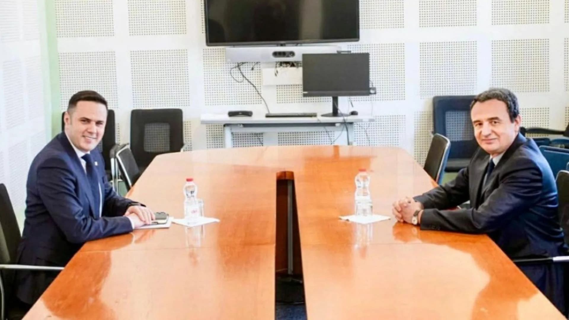 Diskutimet për zgjedhjen e presidentit konsensual, Kurti takohet me Abdixhikun e LDK-së, e pranishme dhe ish-presidentja Osmani