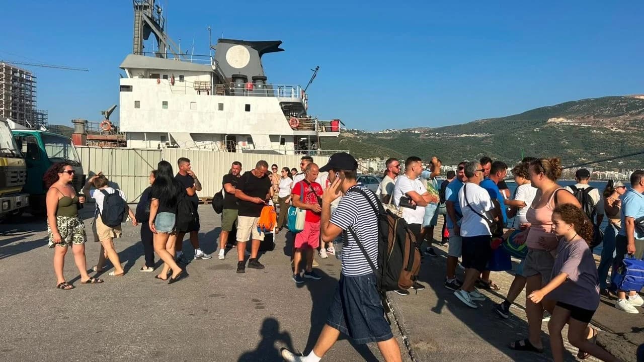 Kthehen emigrantët, por nuk mungojnë as turistët/ Fluks mbërritjesh në Portin e Vlorës, 1100 pasagjerë dhe 350 automjete