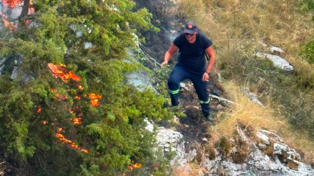 Vatër zjarri në kufirin mes fshatrave Golem dhe Progonat, flakët në një zonë të vështirë malore