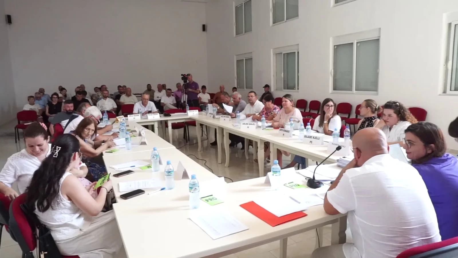 Mbledhje emergjente në bashkinë Dimal, këshilltarët e PS bashkojnë votat me PD kundër bashkimit me Beratin