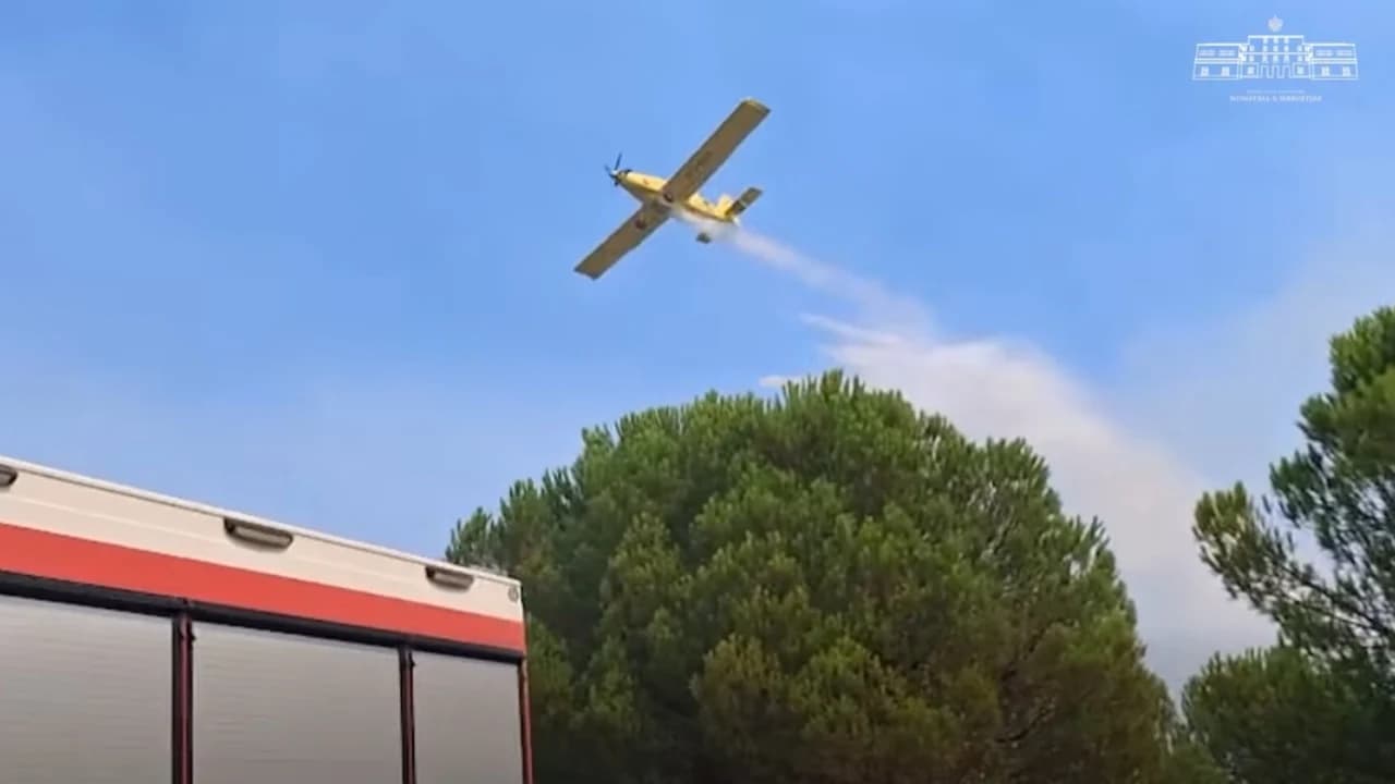 Zjarri i riaktivizuar në Drenie të Patosit, ndërhyhet edhe nga ajri me dy avionë “Air Tractor”