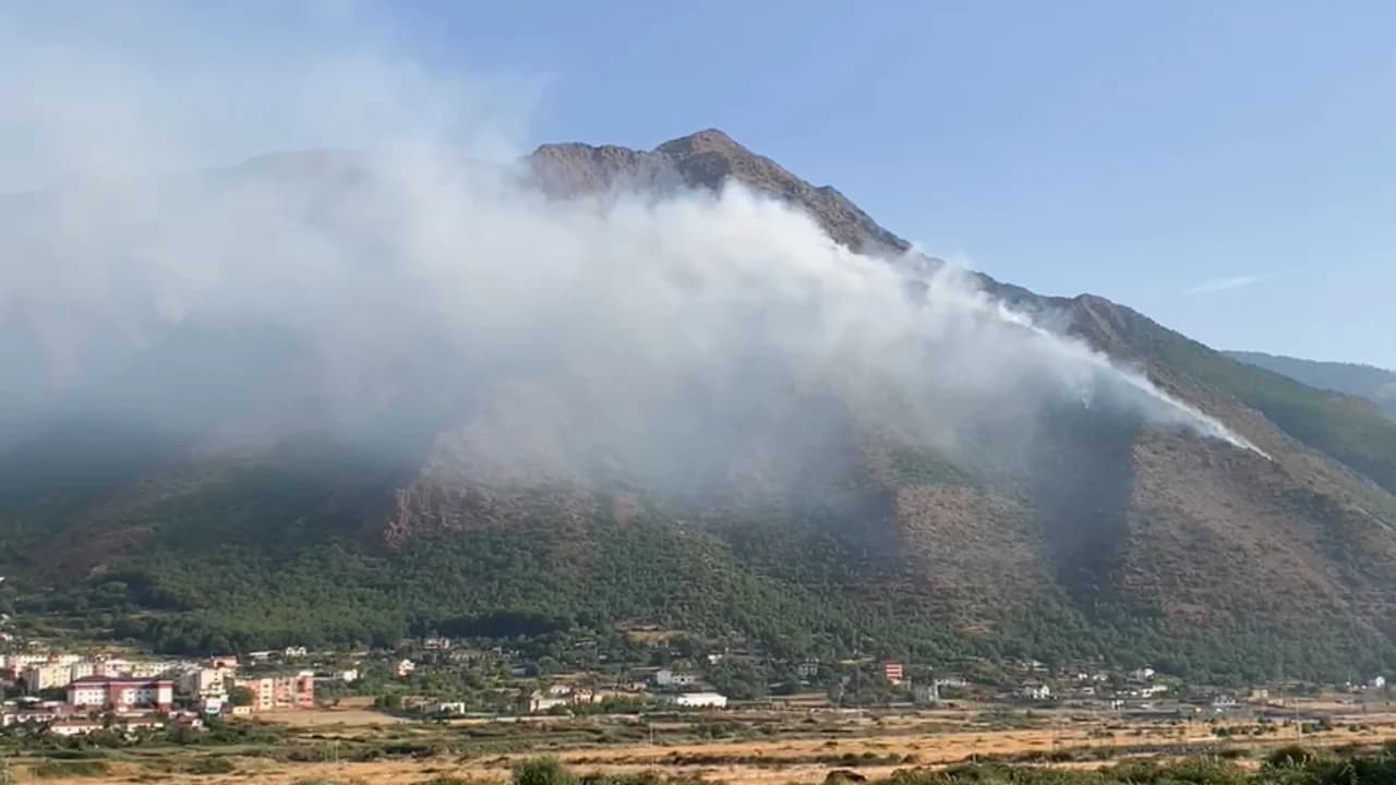 Zjarr pranë banesave në fshatin Vajkal të Bulqizës, tymi i dendur mbulon zonën, kërkohet ndërhyrje e menjëhershme