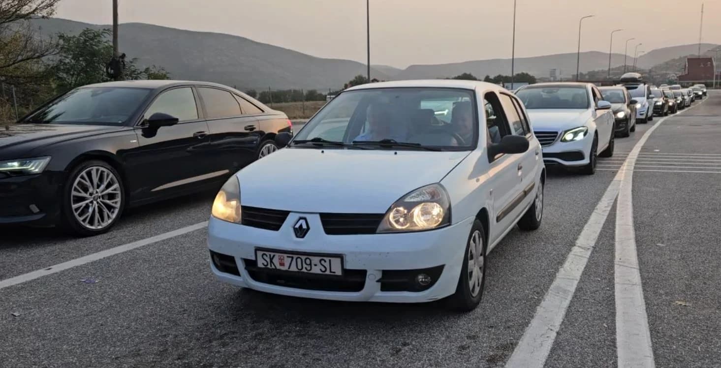 Fluks i lartë në Morinë, mbi 52 mijë shtetas dhe 13 mijë automjete hyjnë në Shqipëri