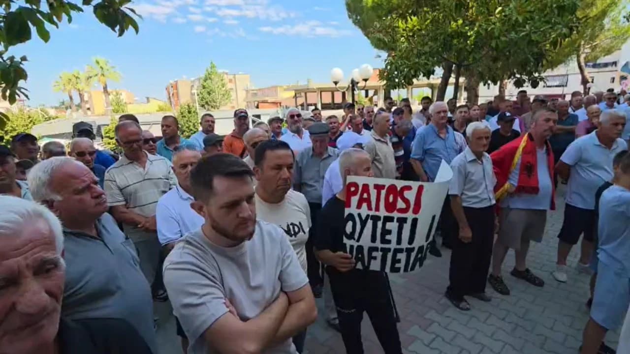 Protestë kundër ‘Territoriales’ në Patos, qytetarët: Jemi të zhgënjyer, nuk duam të bashkohemi me Fierin