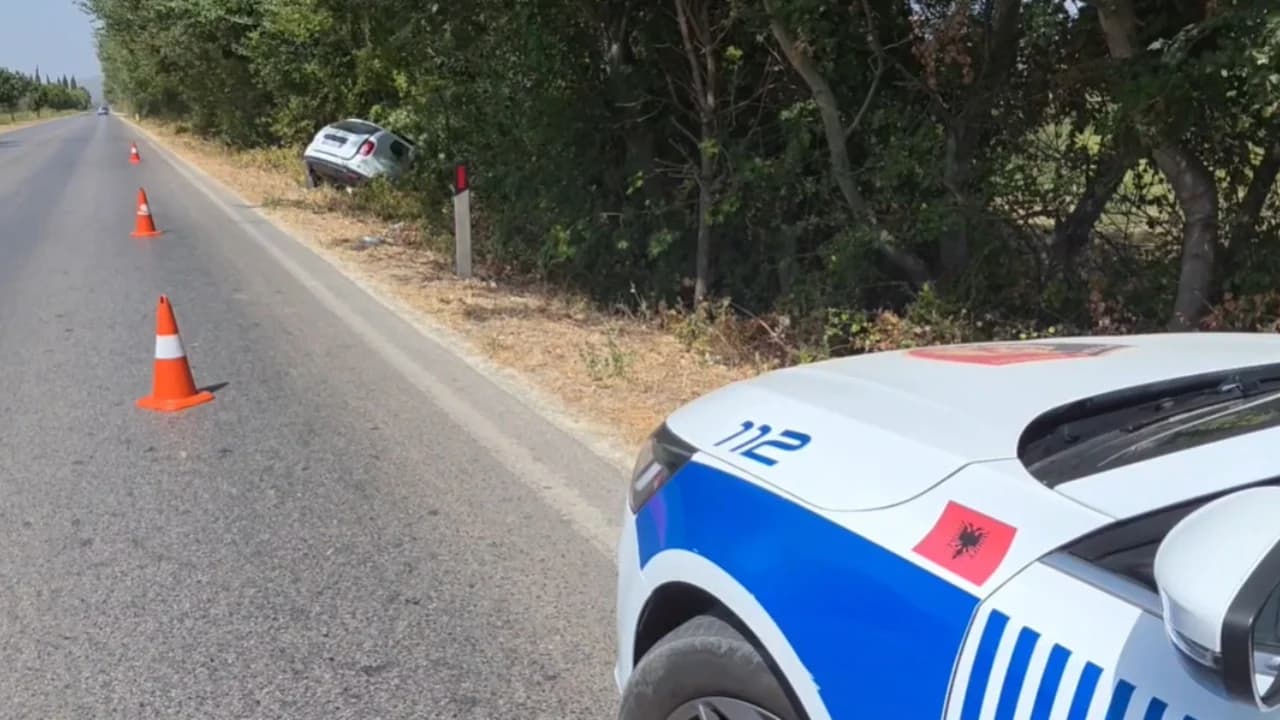 Aksident në aksin Lushnjë-Berat/ Makina del nga rruga, plagoset 32-vjeçari i huaj, ndërhyn zjarrfikësja për ta nxjerrë nga mjeti