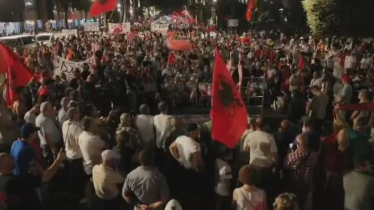 Vijon protesta në Tiranë, tubuesit në ditën e 77 poshtë Kryeministrisë: Rezistenca do të vijojë derisa qeveria të rrëzohet