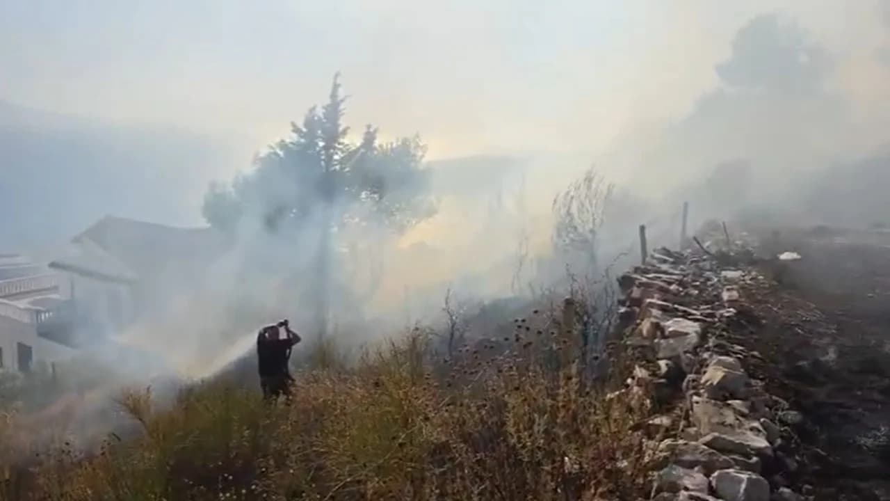 Riaktivizohet zjarri pranë Manastirit të 40 Shënjtorëve në Sarandë, flakët përhapen në zonën pyjore