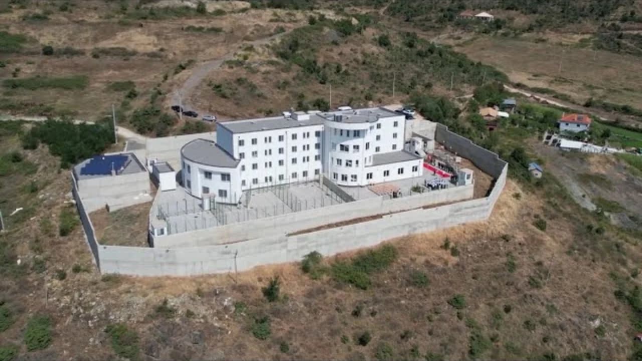 Tentuan të fusnin thikë dhe celular në burgun e grave në Pojskë për një të dënuar, shoqërohet familja rumune