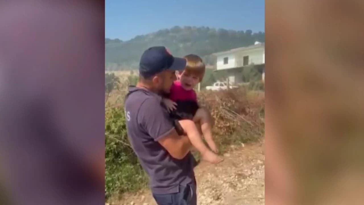 Prekëse! Momenti kur zjarrfikësi qetëson fëmijën e trembur nga zjarret në Mallakastër, evakuohen banorët