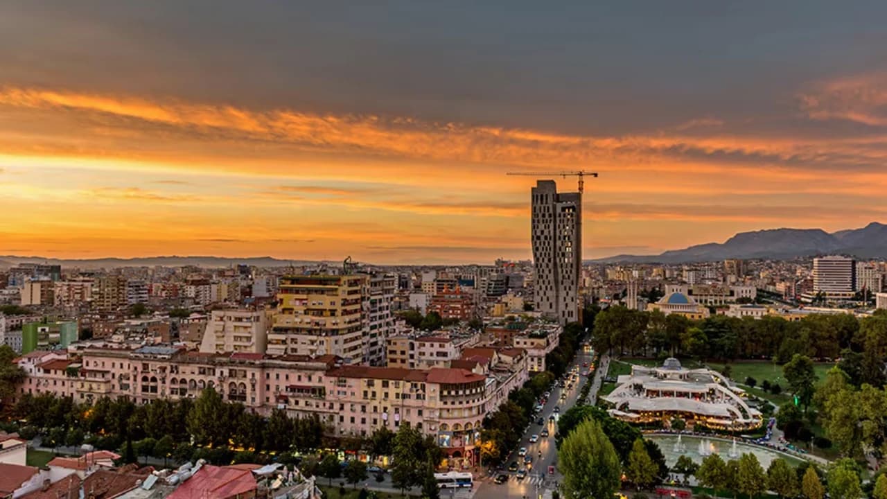Shqiptarët dhe të huajt blejnë shtëpi për t’i dhënë me qira, por biznesi po ndryshon. Si lëvizi tregu i pasurive të paluajtshme në vitin e fundit