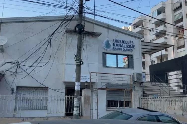Defekt në linjën e energjisë, probleme me furnizimin me ujë në disa zona të Durrësit
