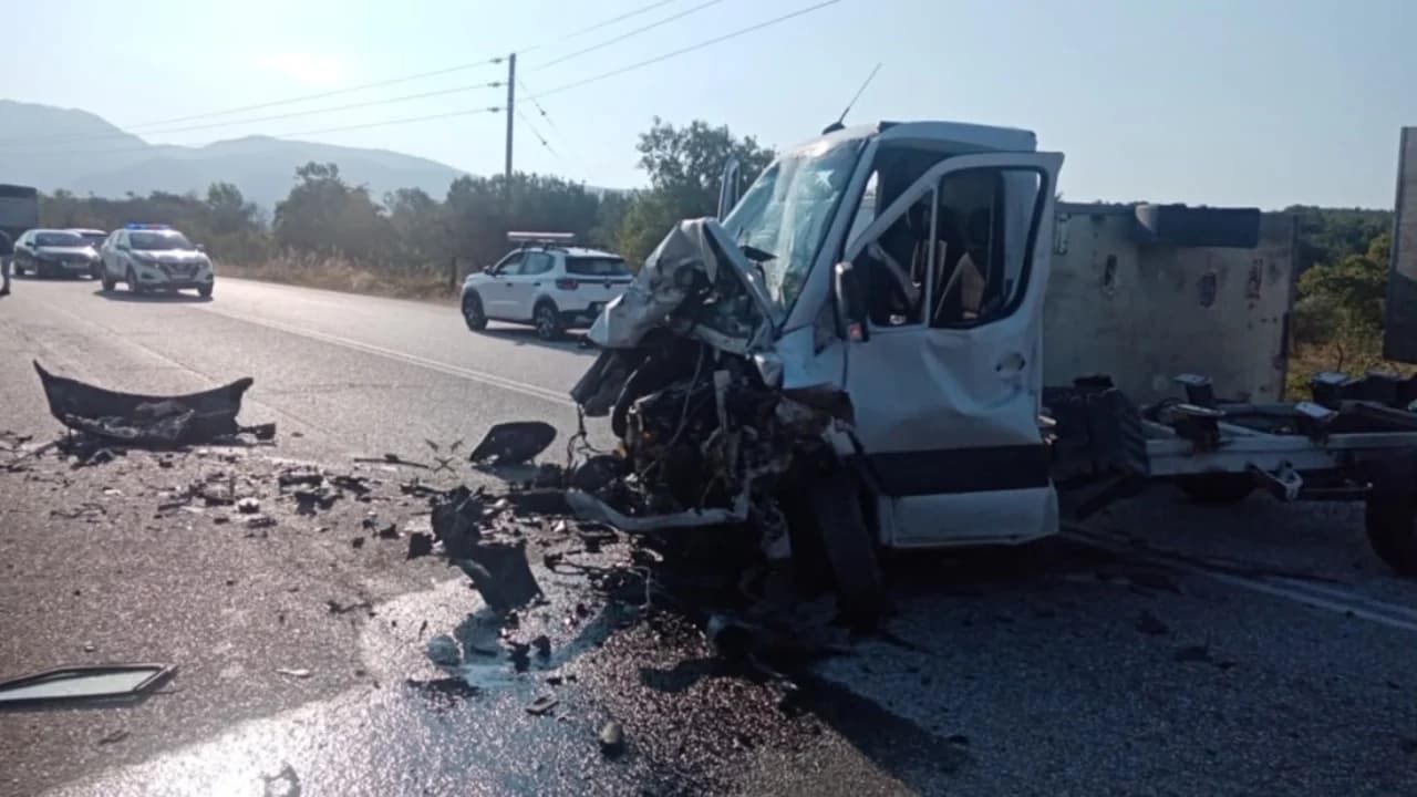 Aksident tragjik në Greqi/ Makina përplaset me kamionin, humbin jetën nënë e bir nga Shqipëria