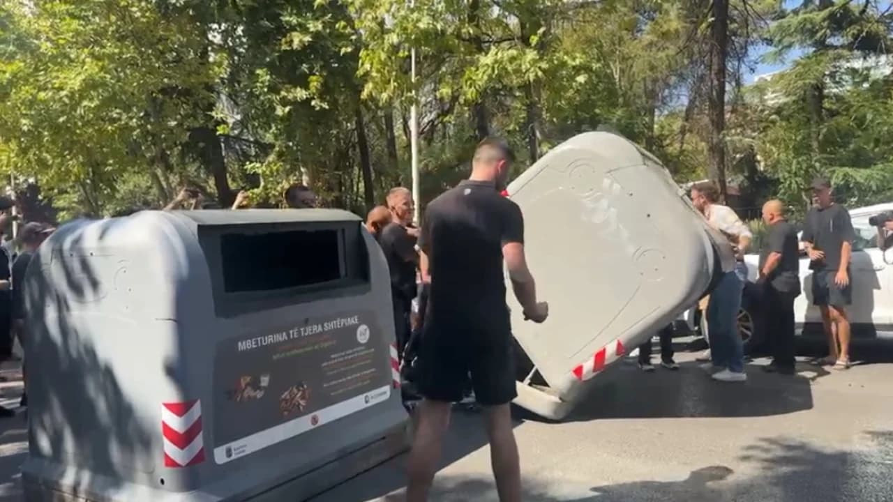 Protestuesit zhvendosen sërish, bllokojnë rrugën duke përmbysur koshat e mbeturinave, shoqërohen disa prej tyre