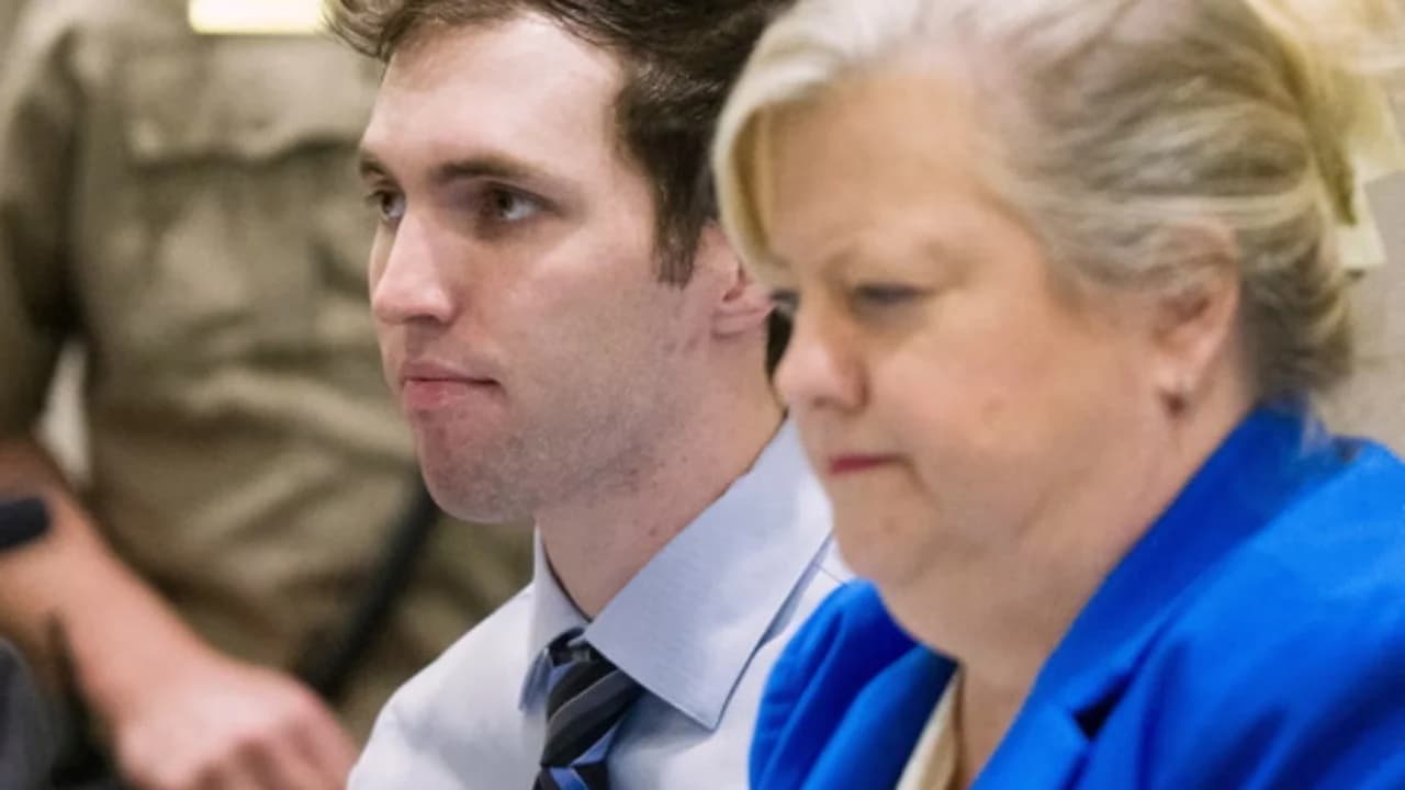 Vrasësi i dyshuar i Charlie Kirk del përpara gjykatës, prokurorët do të kërkojnë dënimin me vdekje, 23-vjeçari vendos të heshtë