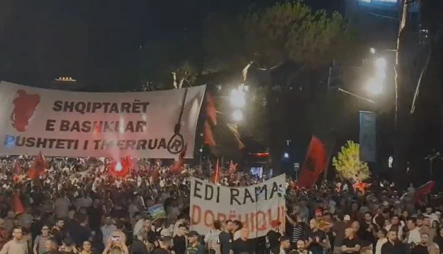 Dita e 105-të/ Protestuesit në shesh, diaspora i bashkohet tubimit në Tiranë: Dorëheqje e qeverisë