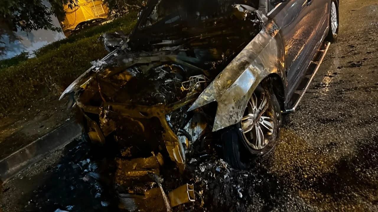 Digjet gjatë natës një automjet i parkuar në Vlorë, dyshohet për zjarrvënie të qëllimshme