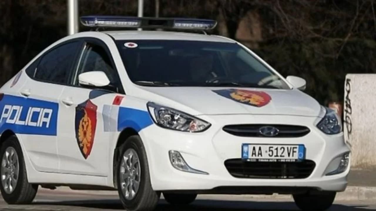 Operacion antidrogë në Devoll/ Hodhën nga makina qesen me kanabis para arrestimit, pranga dy të rinjve