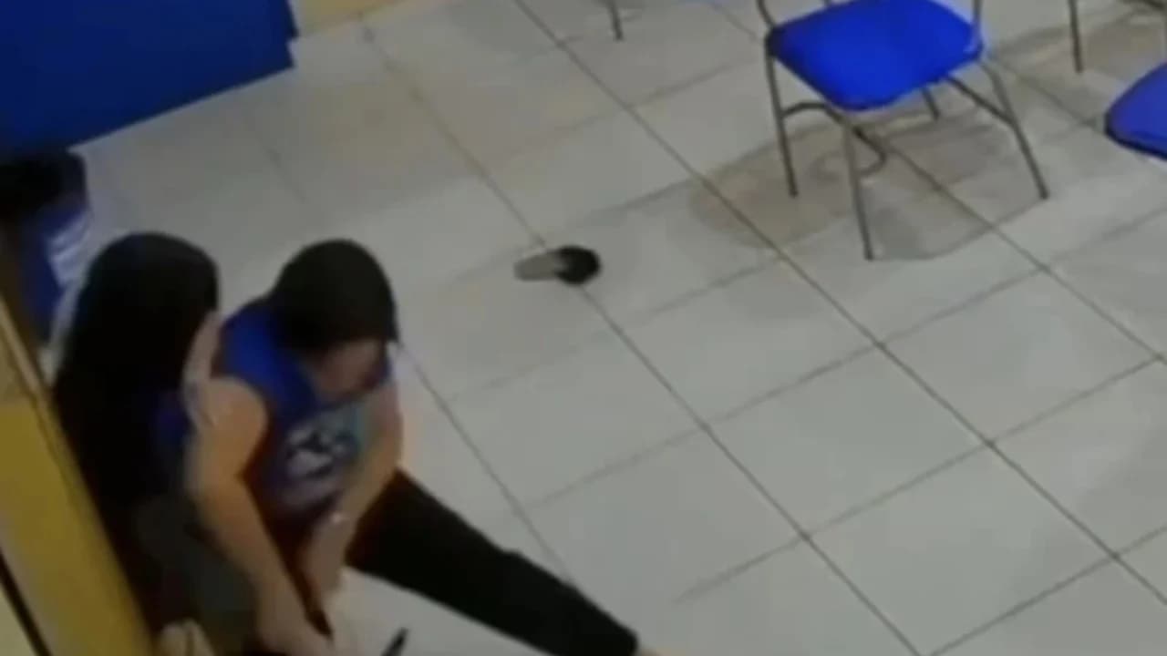 Pamje të rënda në shkollë, nxënësja sulmon me thikë mësuesen pasi nuk ishte dakord me notën