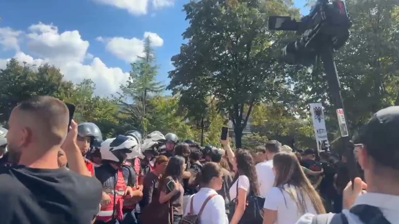 Tensione jashtë Kuvendit/ Përplasje mes efektivëve dhe protestuesve, policia thirrje për lirimin e rrugës