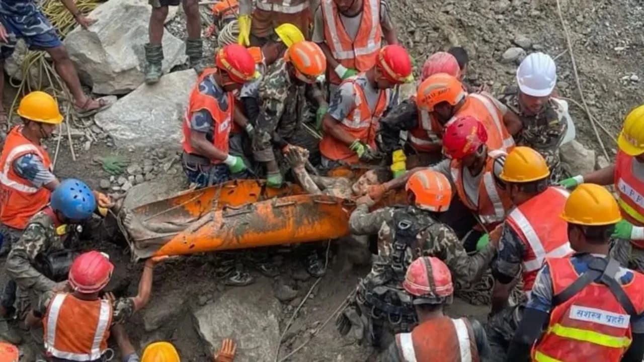 Nëntë ditë pas përmbytjeve vdekjeprurëse, dy punëtorë nxirren të gjallë nga tuneli ku mbetën të bllokuar në Nepal