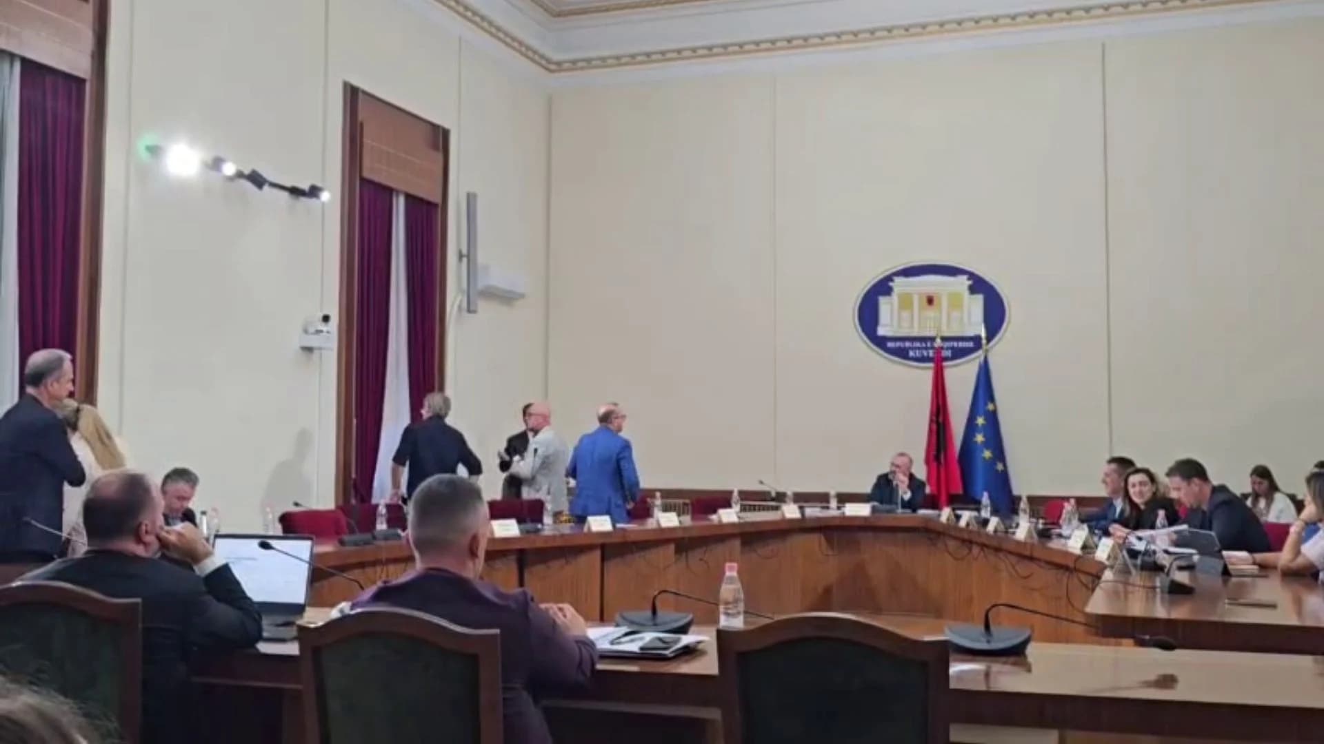“Po bëni ndryshim pa pyetur qytetarët”/ PD kundër draftit të PS për territorialen, Manja: Ky komision s’mund të marrë kompetencat e Kuvendit. Opozita lë sallën