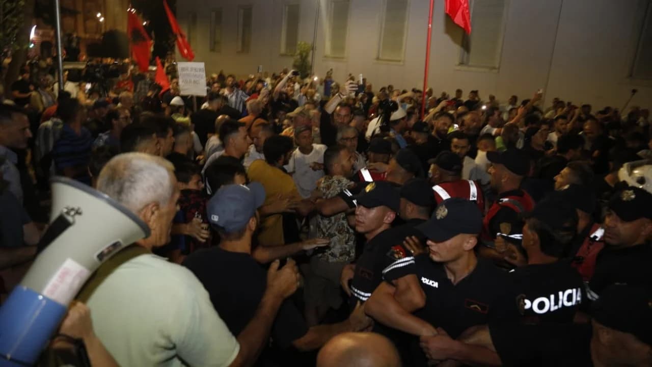 Tensionet gjatë protestës së djeshme para Kryeministrisë, arrestohen 13 persona, mes tyre 3 prej organizatorëve