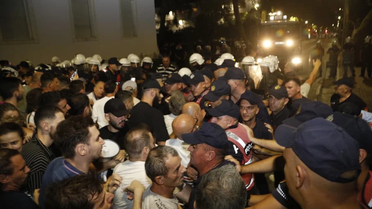Bllokuan akset kryesore të Tiranës gjatë tubimit të djeshëm, procedohen penalisht 20 protestues