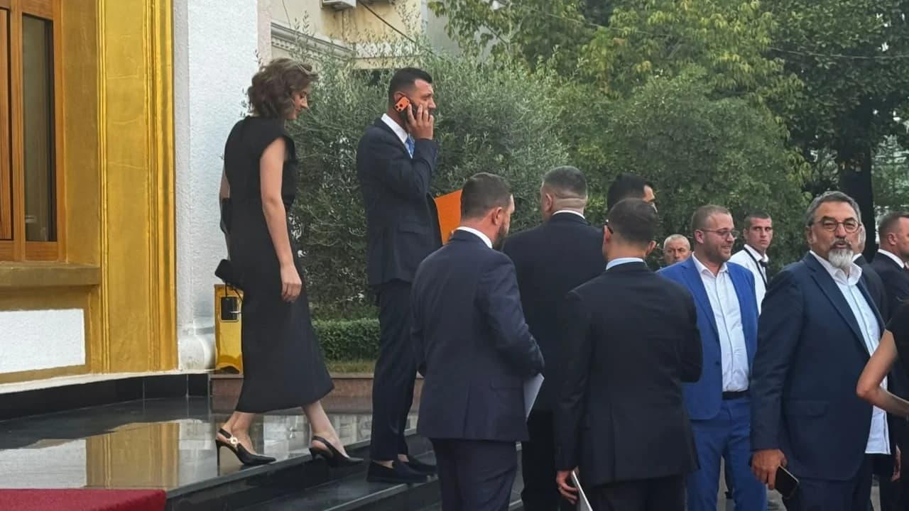 Mbyllet seanca plenare, deputetët largohen nga Parlamenti, protestuesit i presin me thirrje: Ju erdhi fundi!