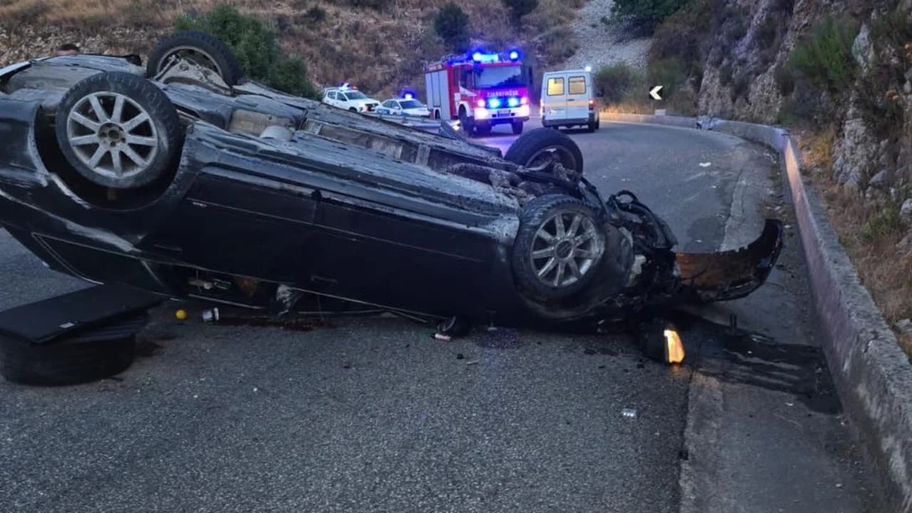 Aksident i rëndë në Himarë, automjeti përmbyset në rrugë, tre persona të lënduar