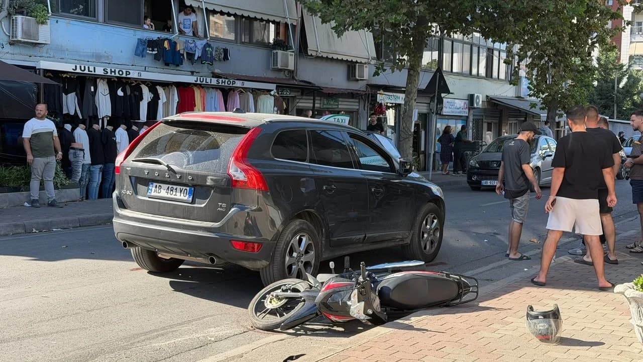 Aksident në zonën e Don Boskos/ Makina përplas motorin, drejtuesi në gjendje të rëndë