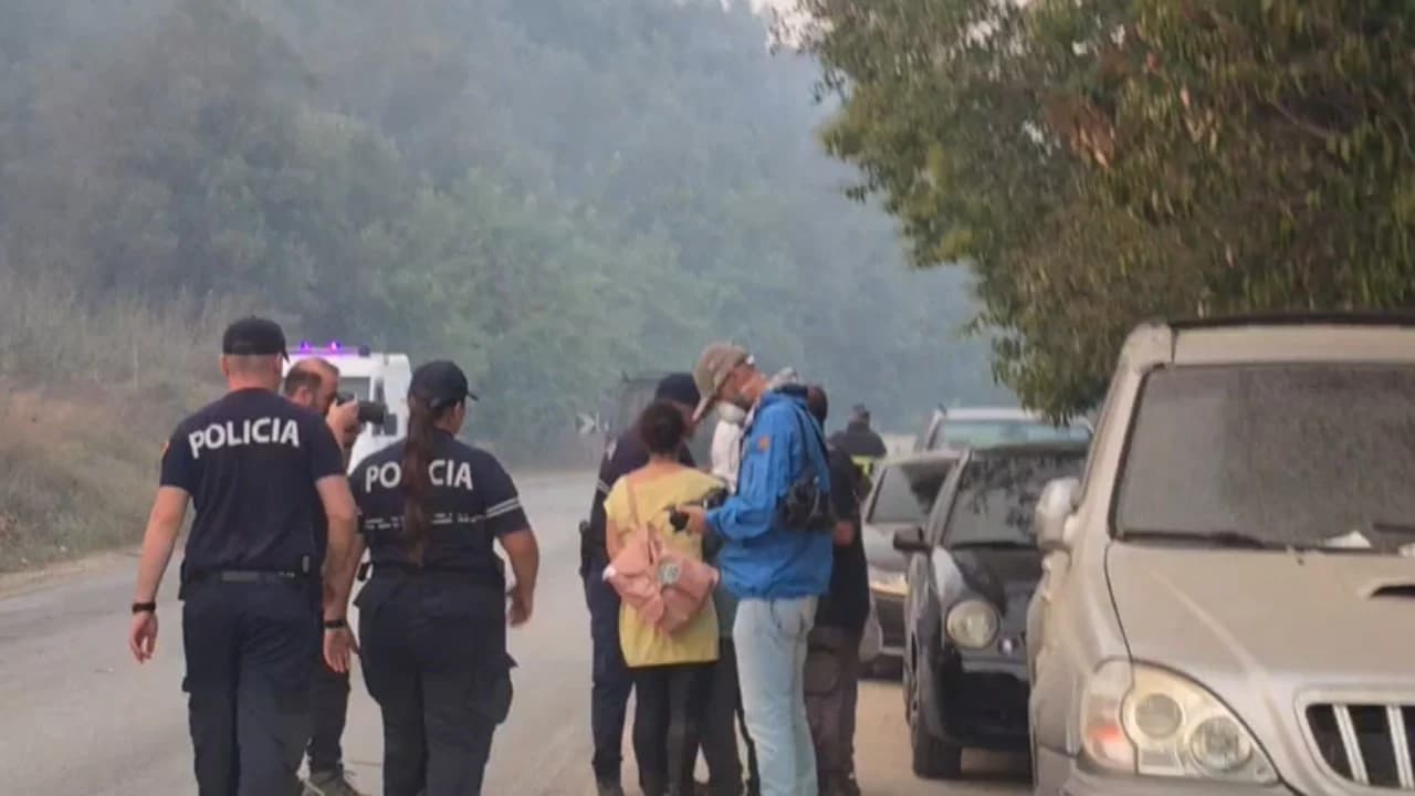 Situata alarmante me zjarrin në Fier/ Me çanta në krahë dhe të përlotur, nis evakuimi i banorëve, e moshuara këmbëngul të kthehet në banesë