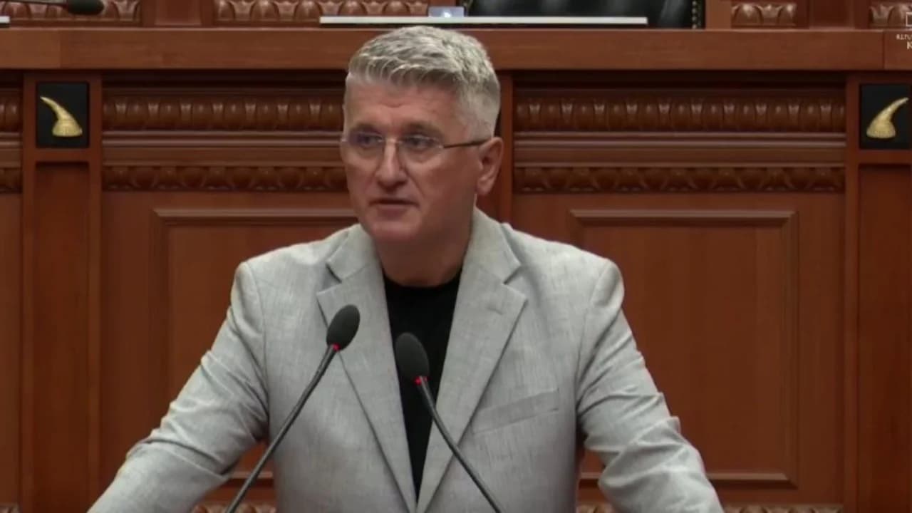“Babua flet, ne besojmë; ai vuan, ne qajmë”, satira e Gjekmarkajt për nismën ‘Prania Besnike’: Hyseni me puro në gojë, Kostaqi me bulëza djerse gëzimi mbi ballë