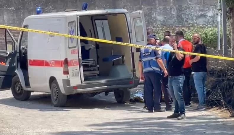 Ambulanca përplas të moshuarin në Korçë, shoferi nën efektin e alkoolit përfundon në pranga