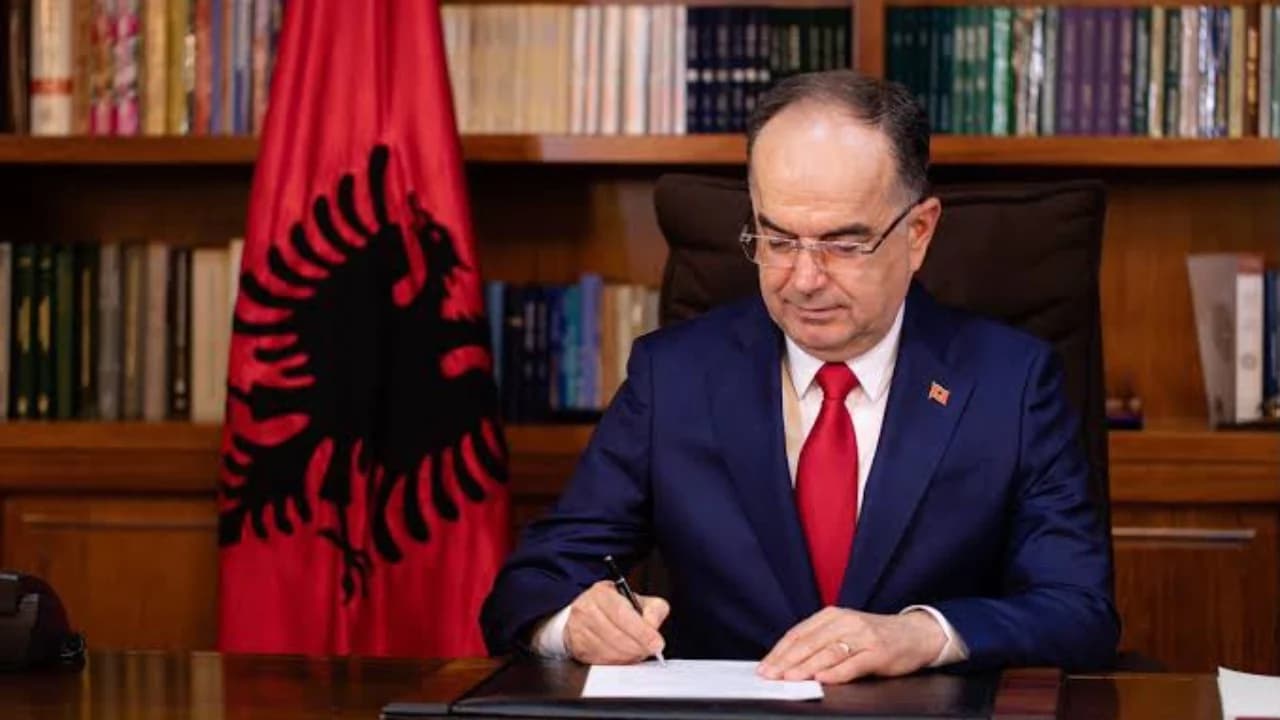 Presidenti Begaj dekreton ligjin për formulën e re të pagave të gjyqtarëve dhe prokurorëve