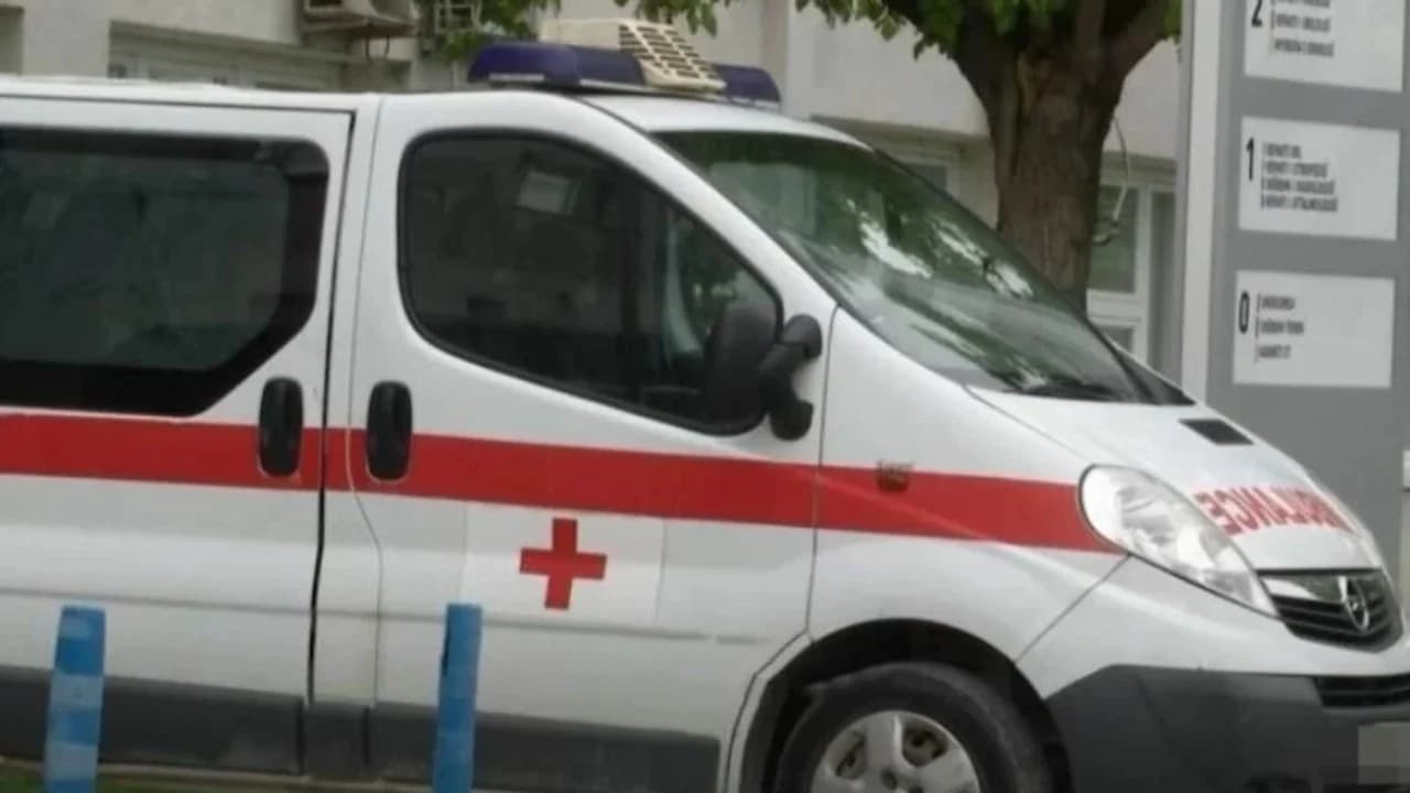 Gruaja 7 muajshe shtatzënë humbi jetën gjatë transportit drejt Tiranës, nisin hetimet ndaj 3 mjekëve të maternitetit të Pogradecit