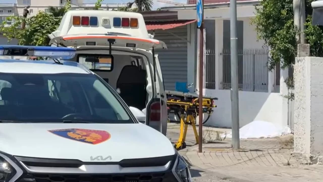 Plagosja e dy personave në Laprakë, policia sekuestron makinën e braktisur të autorëve. Për ngjarjen nuk u njoftuan autoritetet